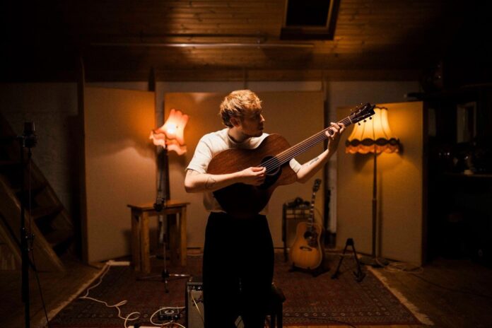 BLAIR DAVIE RELEASES MOVING NEW SINGLE ‘WHEN YOU FALL IN LOVE’