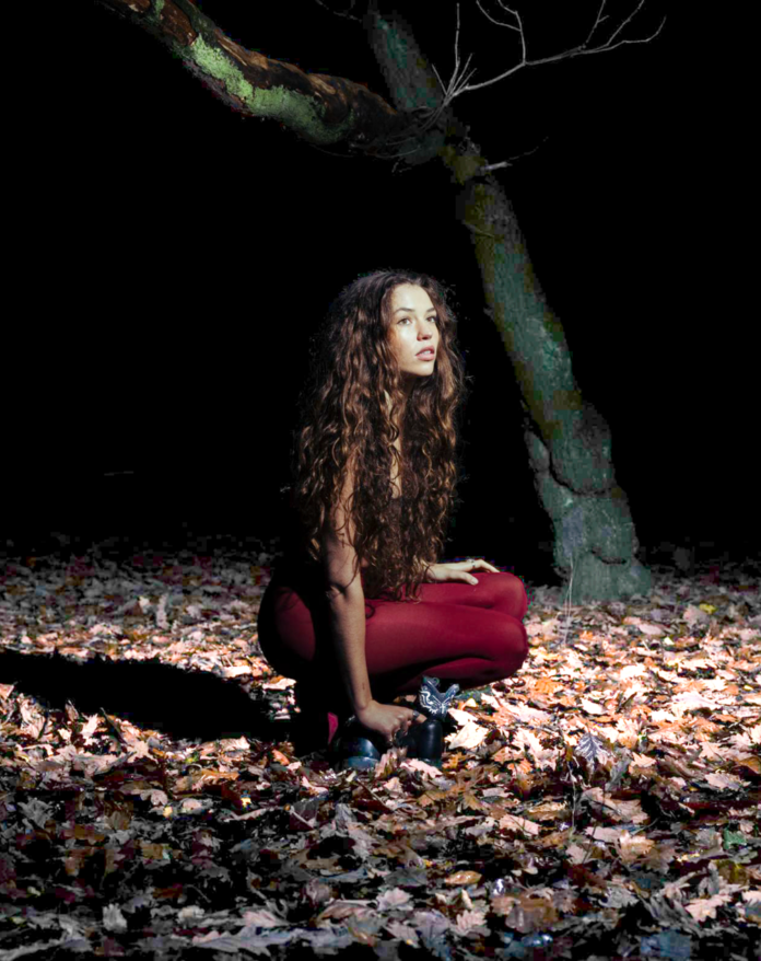 RISING STAR CHARLOTTE MACINNES RELEASES DEBUT SINGLE “STRUCK”
