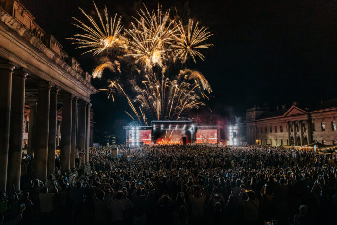 THE KOOKS DAZZLE IN SPECTACULAR OUTDOOR LONDON GIG
